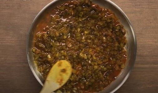 Рассольник с говядиной, перловкой, огурцами и томатной пастой в кастрюле