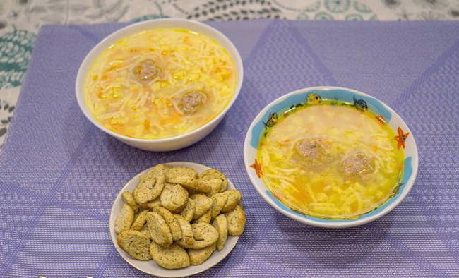 Суп с замороженными фрикадельками и вермишелью