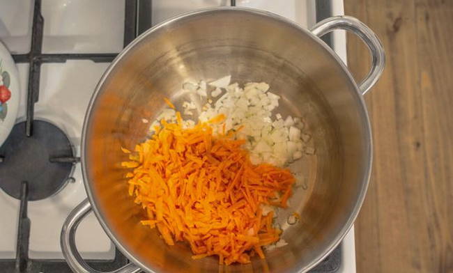 Суп с замороженными фрикадельками и вермишелью