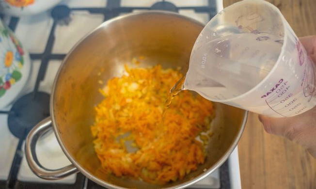 Суп с замороженными фрикадельками и вермишелью