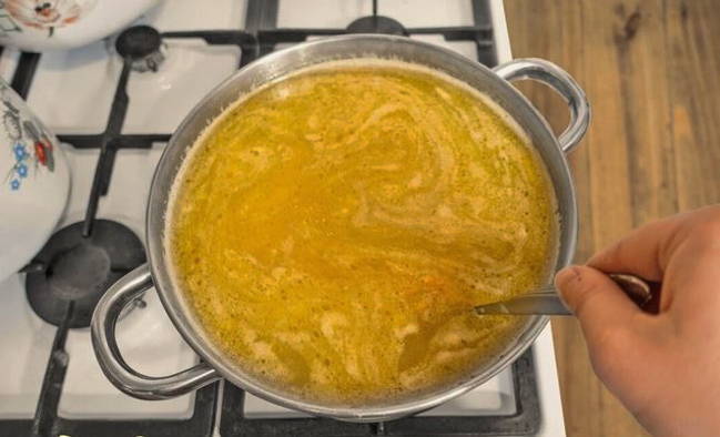 Суп с замороженными фрикадельками и вермишелью