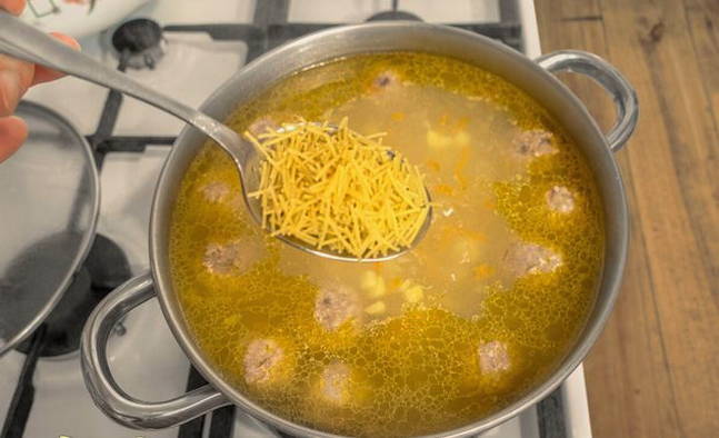 Суп с замороженными фрикадельками и вермишелью