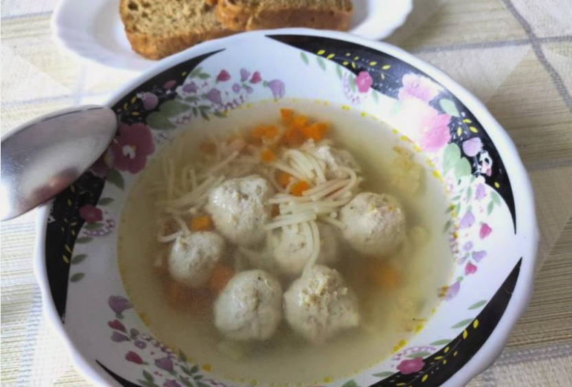 Суп с вермишелью и куриными фрикадельками