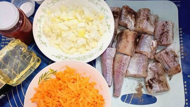 Минтай под маринадом из моркови, лука и томатной пасты на сковороде