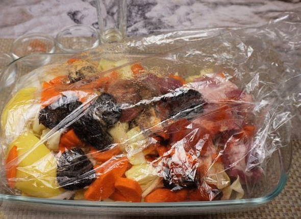 Тушеная капуста с картошкой и мясом в духовке Тушеная капуста с картошкой и мясом в духовке