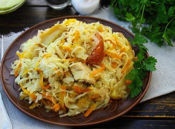 Тушеная капуста с курицей в рукаве в духовке
