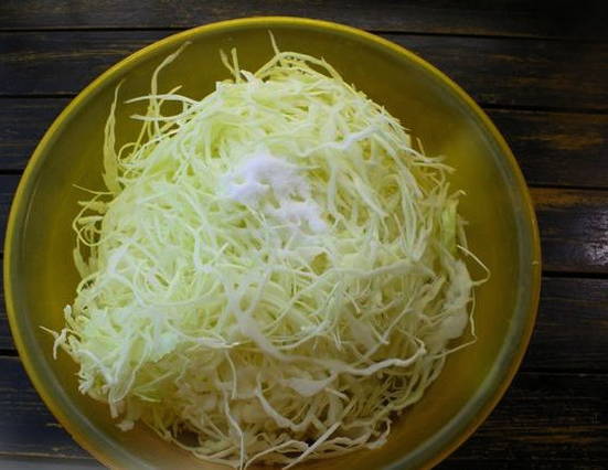 Тушеная капуста с курицей в рукаве в духовке
