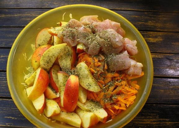 Тушеная капуста с курицей в рукаве в духовке