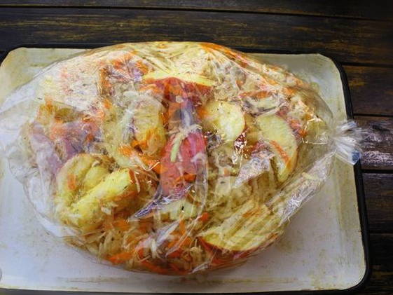 Тушеная капуста с курицей в рукаве в духовке