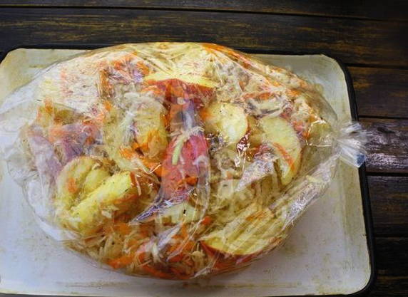 Тушеная капуста с курицей в рукаве в духовке