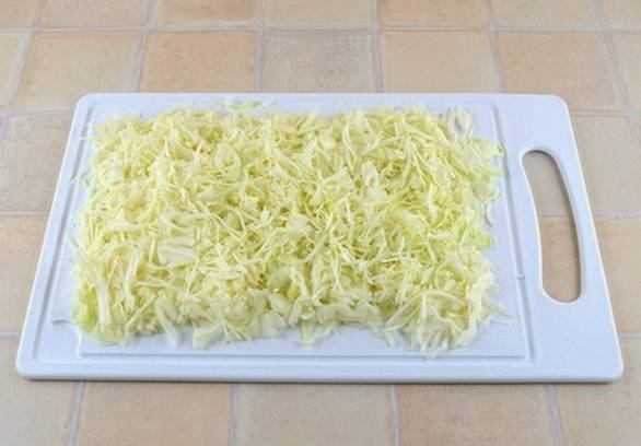 Тушеная капуста с сосисками и томатной пастой в кастрюле