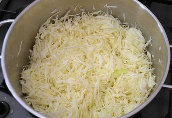Тушеная капуста с сосисками и томатной пастой в кастрюле