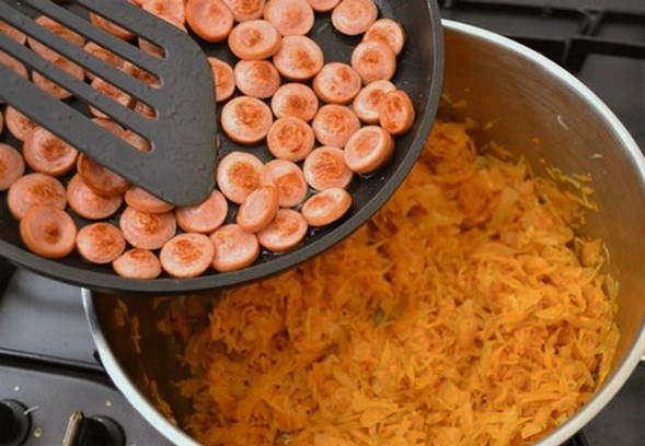 Тушеная капуста с сосисками и томатной пастой в кастрюле