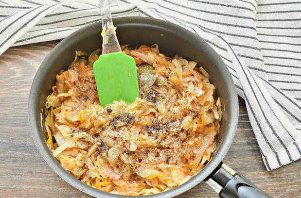 Классическая тушеная капуста без мяса на сковороде Классическая тушеная капуста без мяса на сковороде