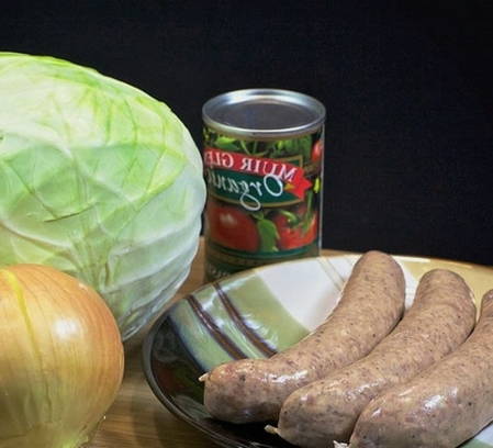 Тушеная капуста с сосисками и томатной пастой на сковороде