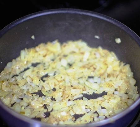 Тушеная капуста с сосисками и томатной пастой на сковороде