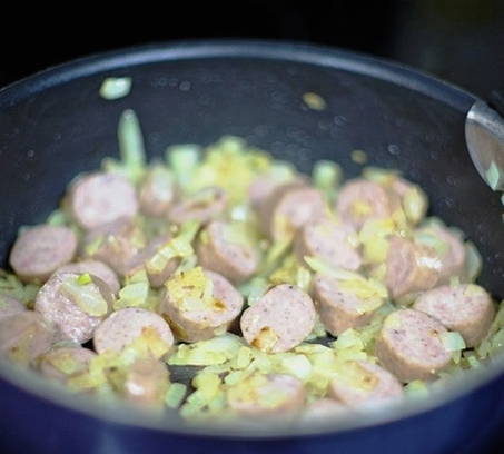 Тушеная капуста с сосисками и томатной пастой на сковороде