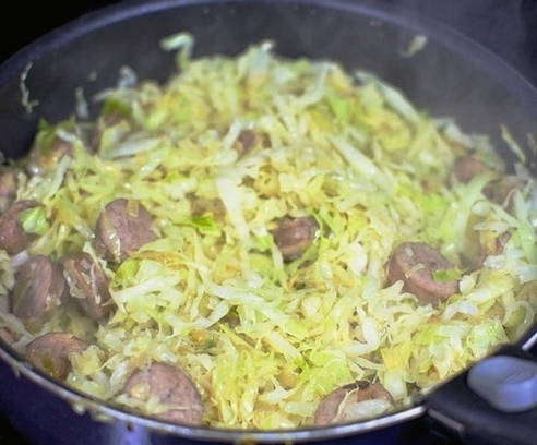 Тушеная капуста с сосисками и томатной пастой на сковороде