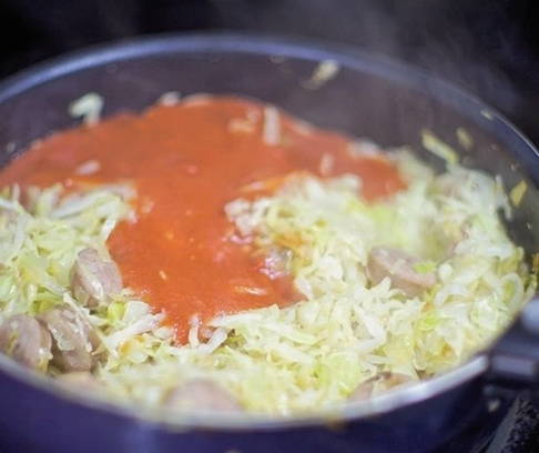 Тушеная капуста с сосисками и томатной пастой на сковороде