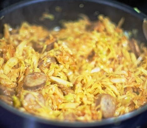 Тушеная капуста с сосисками и томатной пастой на сковороде