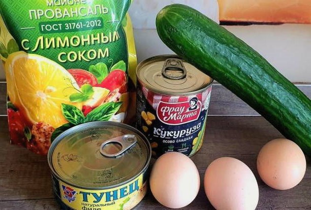 Салат с тунцом, кукурузой, огурцом, яйцом и майонезом