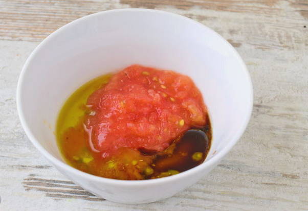 Салат с хрустящими баклажанами, помидорами и сыром