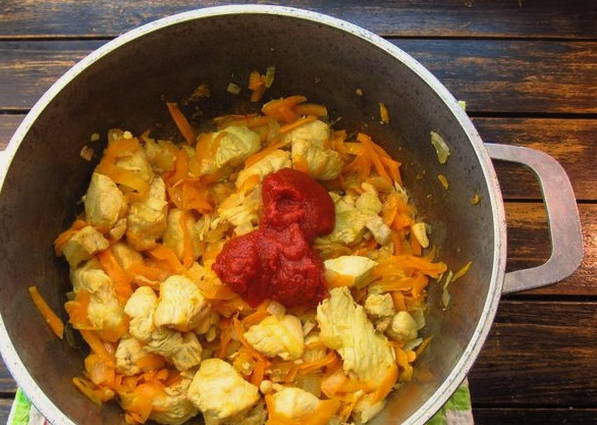 Тушеная капуста с курицей в кастрюле Тушеная капуста с курицей в кастрюле