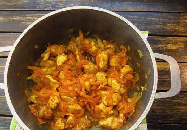 Тушеная капуста с курицей в кастрюле Тушеная капуста с курицей в кастрюле