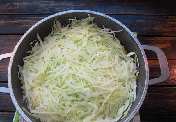 Тушеная капуста с курицей в кастрюле Тушеная капуста с курицей в кастрюле