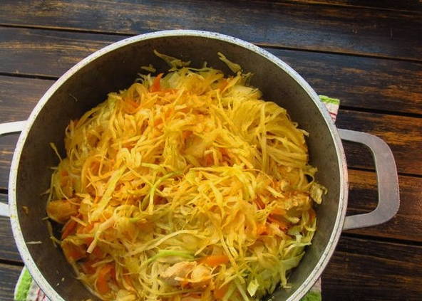 Тушеная капуста с курицей в кастрюле Тушеная капуста с курицей в кастрюле