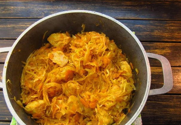 Тушеная капуста с курицей в кастрюле Тушеная капуста с курицей в кастрюле