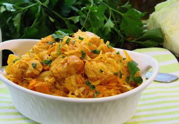 Тушеная капуста с курицей в кастрюле Тушеная капуста с курицей в кастрюле