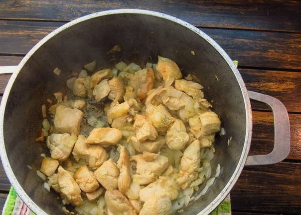 Тушеная капуста с курицей в кастрюле Тушеная капуста с курицей в кастрюле