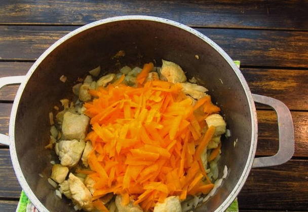 Тушеная капуста с курицей в кастрюле Тушеная капуста с курицей в кастрюле