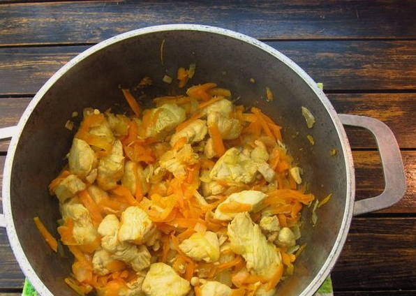Тушеная капуста с курицей в кастрюле Тушеная капуста с курицей в кастрюле