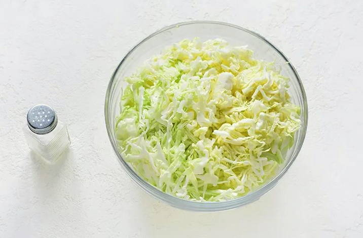 Тушеная капуста с сосисками, томатной пастой, морковью и луком на сковороде