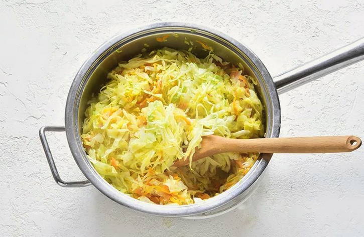 Тушеная капуста с сосисками, томатной пастой, морковью и луком на сковороде