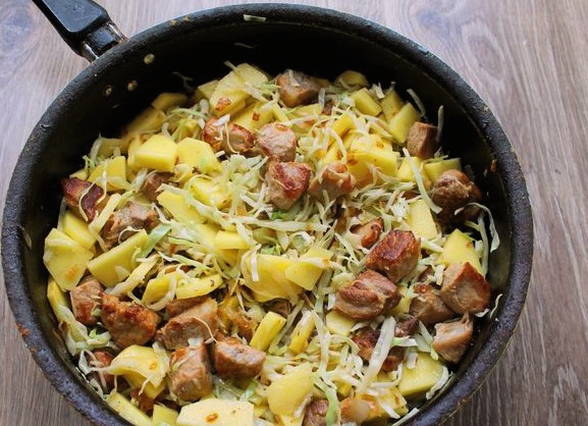 Тушеная капуста с мясом и картошкой на сковороде Тушеная капуста с мясом и картошкой на сковороде