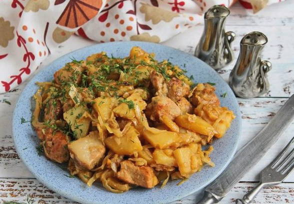 Тушеная капуста с мясом и картошкой на сковороде Тушеная капуста с мясом и картошкой на сковороде