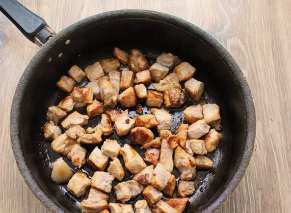 Тушеная капуста с мясом и картошкой на сковороде Тушеная капуста с мясом и картошкой на сковороде