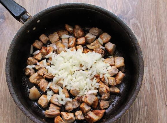 Тушеная капуста с мясом и картошкой на сковороде Тушеная капуста с мясом и картошкой на сковороде