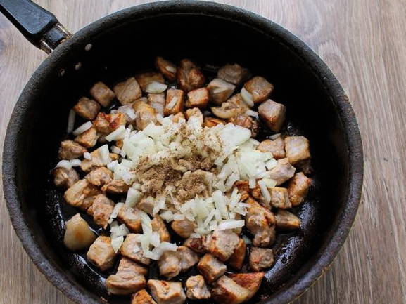 Тушеная капуста с мясом и картошкой на сковороде Тушеная капуста с мясом и картошкой на сковороде