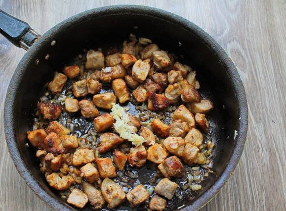 Тушеная капуста с мясом и картошкой на сковороде Тушеная капуста с мясом и картошкой на сковороде