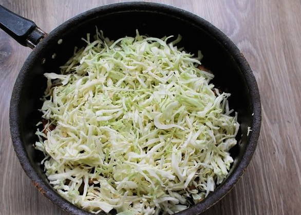 Тушеная капуста с мясом и картошкой на сковороде Тушеная капуста с мясом и картошкой на сковороде