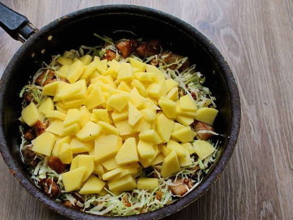 Тушеная капуста с мясом и картошкой на сковороде Тушеная капуста с мясом и картошкой на сковороде