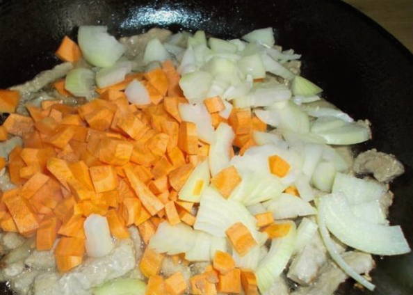 Тушеная капуста со свининой на сковороде