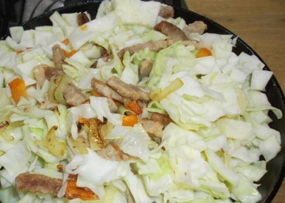 Тушеная капуста со свининой на сковороде