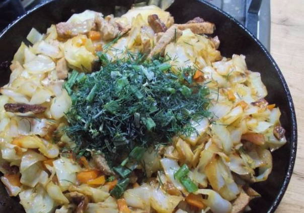Тушеная капуста со свининой на сковороде