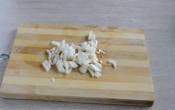 Тушеная капуста с мясом и томатной пастой на сковороде Тушеная капуста с мясом и томатной пастой на сковороде