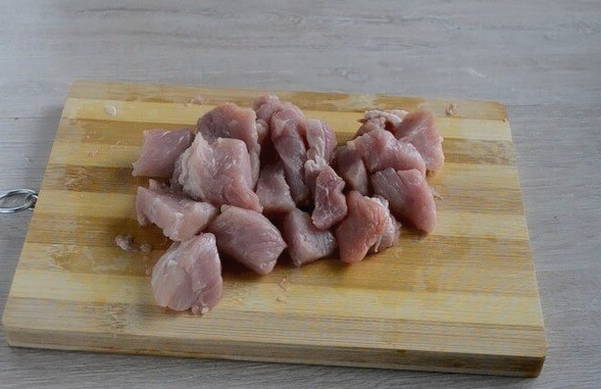 Тушеная капуста с мясом и томатной пастой на сковороде Тушеная капуста с мясом и томатной пастой на сковороде